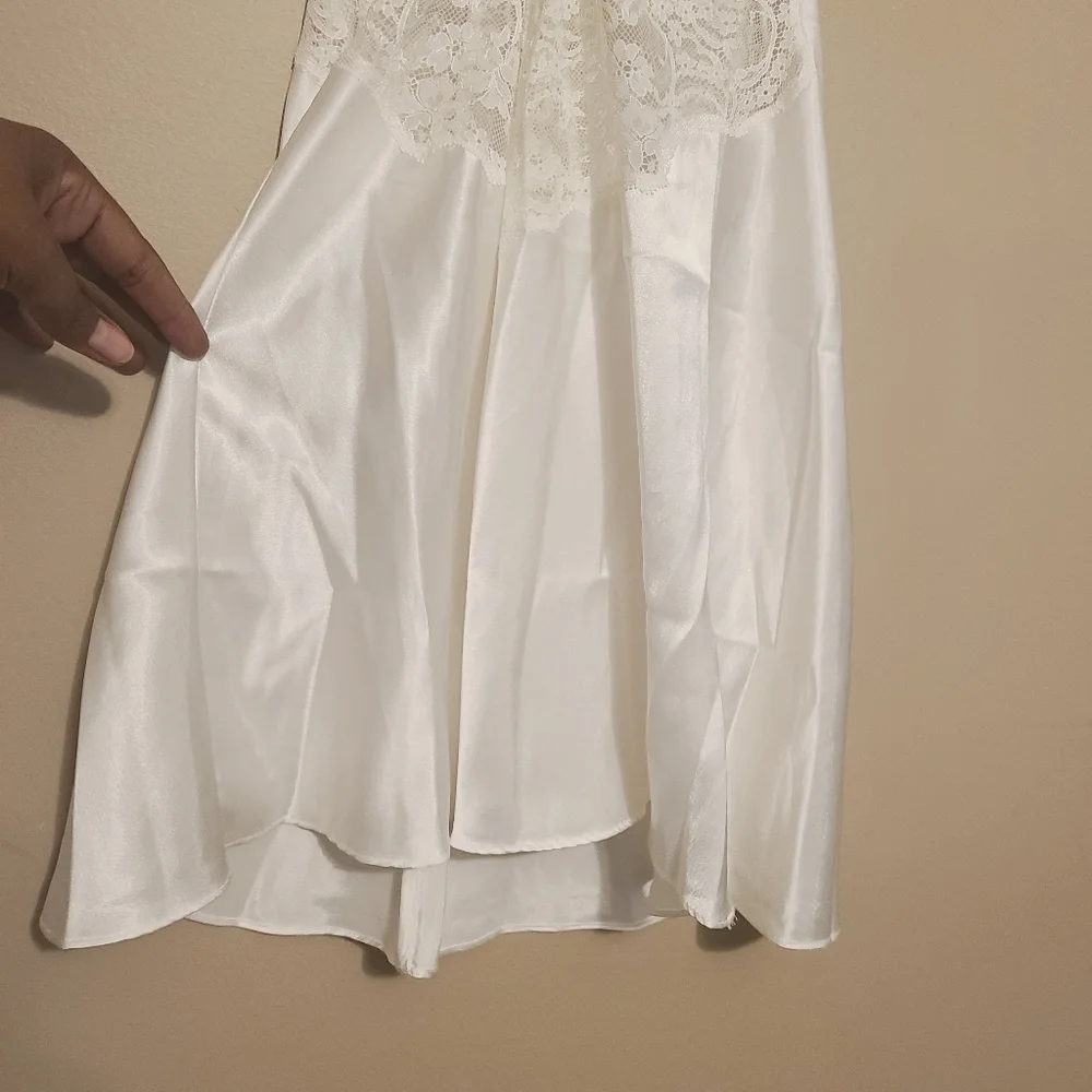 Victoria's Secret | Women's White Strappy Lace Chemise Gown (Size Medium)